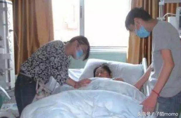婚後偷偷給娘家寄錢,無意看到婆婆已發信息,含淚給婆婆跪下