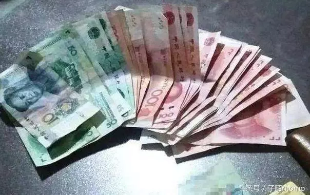 婚後偷偷給娘家寄錢,無意看到婆婆已發信息,含淚給婆婆跪下