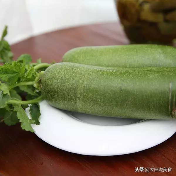 第一次去男友家,婆婆用蘿蔔充當水果招待兒媳,吃過後沉默不語