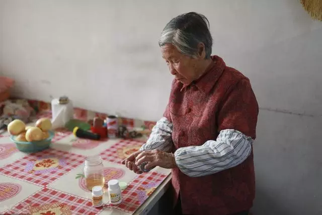 老人進城幫帶孩子,晚上房間傳出藥味,兒媳隔天送她回老家