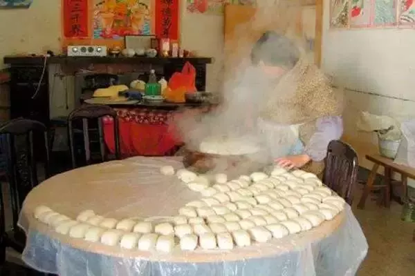晚飯婆婆煮餃子,10歲小姑子貪玩跟她換碗,剛吃一口她淚目
