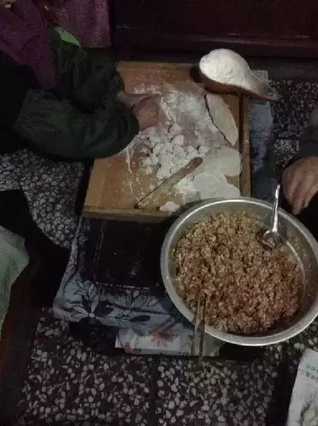 晚飯婆婆煮餃子,10歲小姑子貪玩跟她換碗,剛吃一口她淚目
