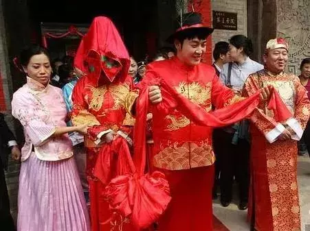 老公和小叔子同天生日,婆婆端出兩碗面,吃到碗底,妻怒摔筷子