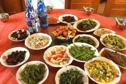 老公和小叔子同天生日,婆婆端出兩碗面,吃到碗底,妻怒摔筷子