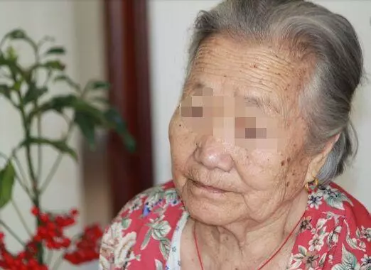 老公和小叔子同天生日,婆婆端出兩碗面,吃到碗底,妻怒摔筷子