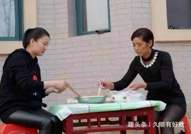 婚後婆婆住俺家,打掃衛生髮現婆婆的轉帳記錄,俺把她交給小姑子
