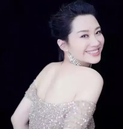 許晴從來不讓人失望,當捻起裙擺的瞬間,網友:餘生只粉你!