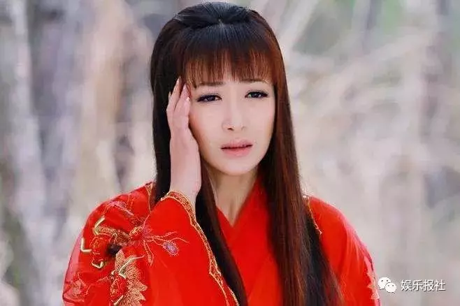41歲陳紫函有多大膽? 只不過是掀起了劉海, 女王氣場卻不輸范冰冰 !