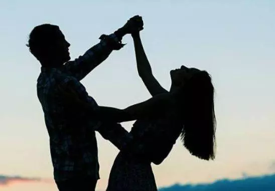 男人深愛一個女人,他會主動關心女人這5件事!