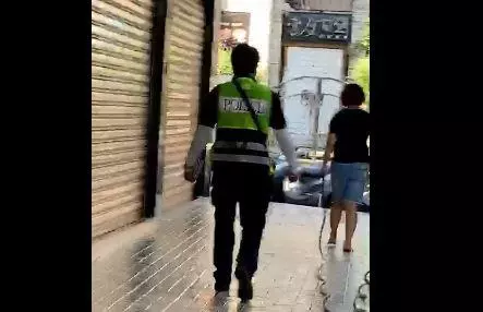 洗騎樓不小心噴濕員警衣袖,警爆怒要求索賠300元清潔費!網友目睹將完整影片發上爆料