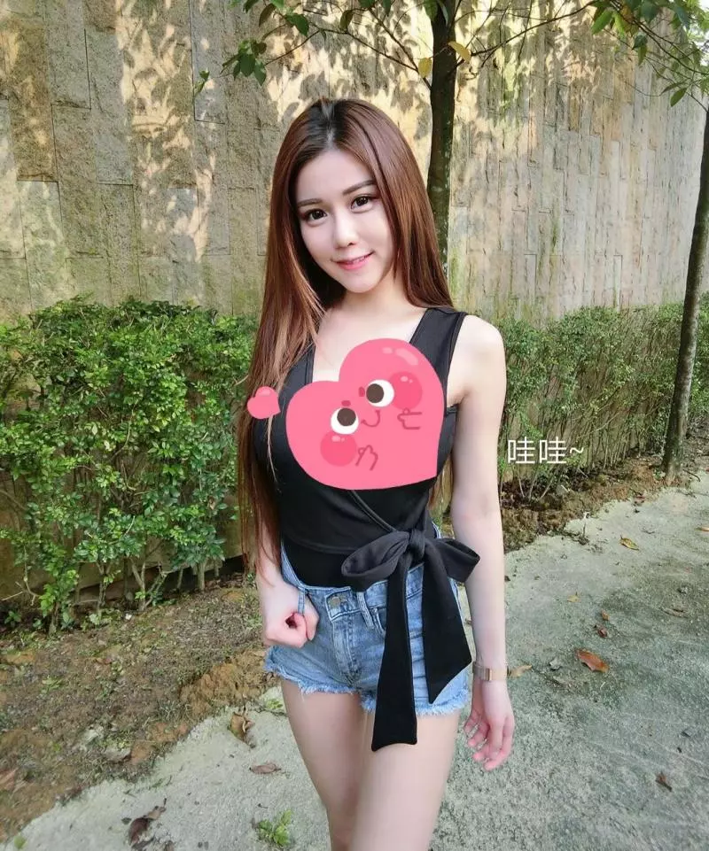 嬌小玲瓏的正妹,人小小而武器真大~ 撩人姿勢拍照讓人看了都睡不著!