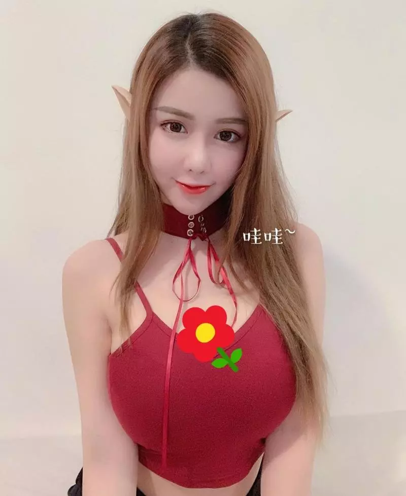 嬌小玲瓏的正妹,人小小而武器真大~ 撩人姿勢拍照讓人看了都睡不著!