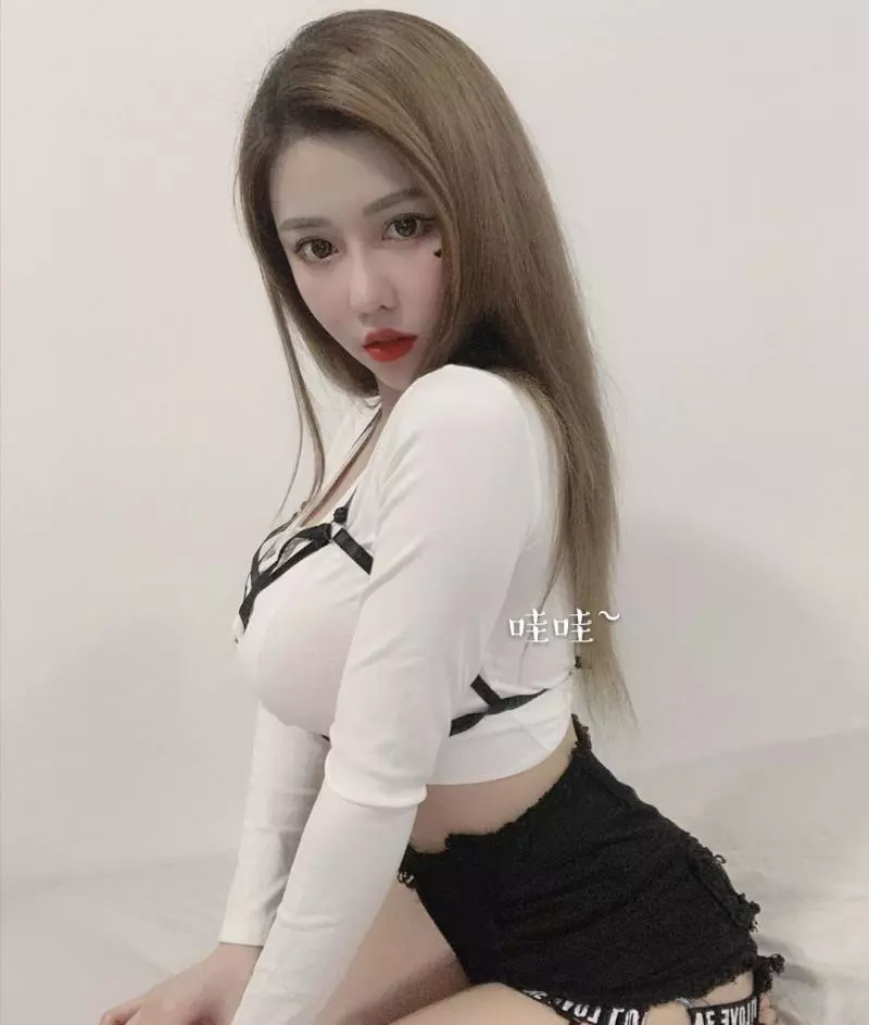 嬌小玲瓏的正妹,人小小而武器真大~ 撩人姿勢拍照讓人看了都睡不著!
