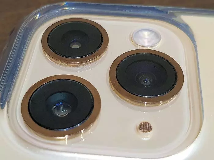 用戶吐槽iPhone 11極易沾染灰塵,有人提議使用鏡頭保護蓋