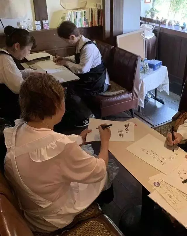 日本「奶奶女僕店」走紅,平均年齡70歲,每天卻座無虛席