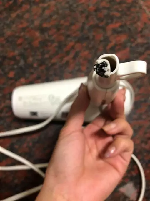 吹風機冒火花斷頭 網曝:收納出問題