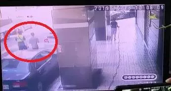 洗騎樓不小心噴濕員警衣袖,警爆怒要求索賠300元清潔費!網友目睹將完整影片發上爆料