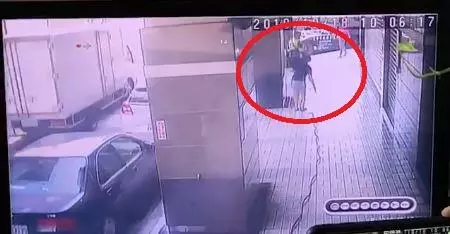 洗騎樓不小心噴濕員警衣袖,警爆怒要求索賠300元清潔費!網友目睹將完整影片發上爆料