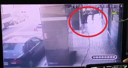 洗騎樓不小心噴濕員警衣袖,警爆怒要求索賠300元清潔費!網友目睹將完整影片發上爆料