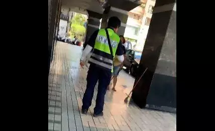 洗騎樓不小心噴濕員警衣袖,警爆怒要求索賠300元清潔費!網友目睹將完整影片發上爆料