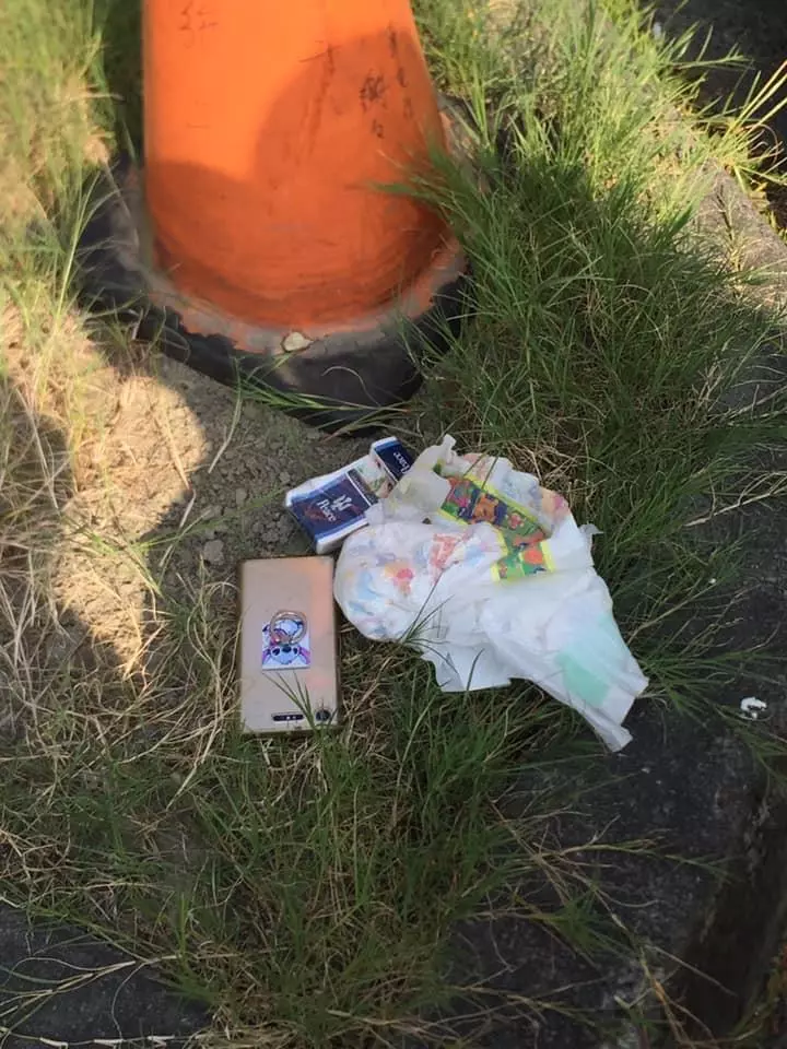 有錢人的快樂往往就是這麼樸實無華且枯燥,亂丟尿布還遺留手機!