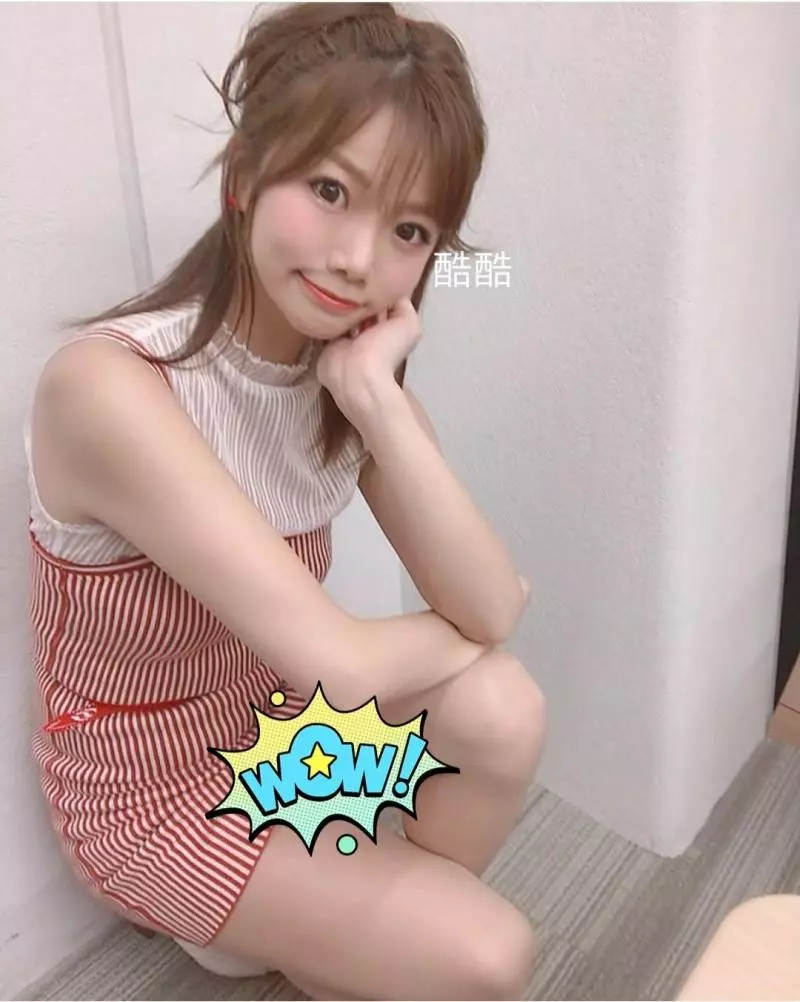 小姐姐喜歡蹲著拍照。網友評論終於拍到一張了~