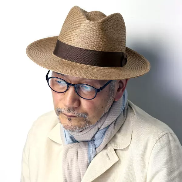 「後面的朋友笑一個~」貓愛自拍變網紅 網笑:POSE怎麼那麼像大叔啦!