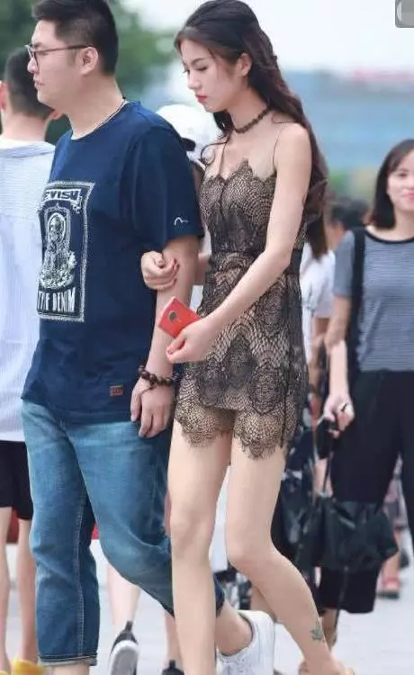 清純小婦人為討男友歡心,變身超級清純暴露辣妹!底線大突破「美腿玉兔」黑絲蓋不住!