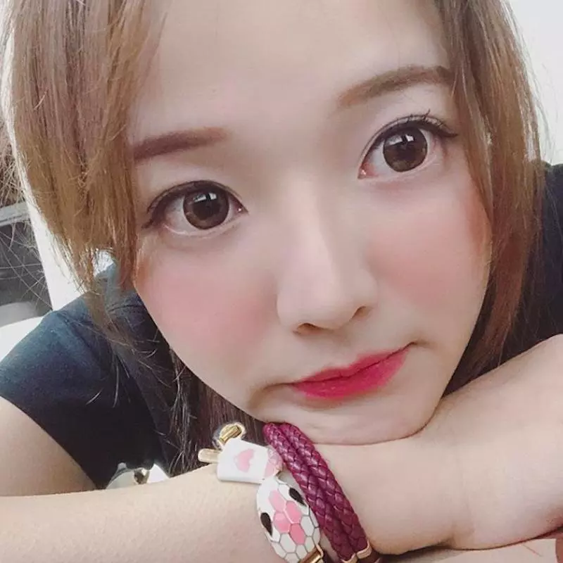 天氣太熱就要這樣穿!超人氣網美「DenKa周荀」大方外露,果然真的很需要透透氣呢!