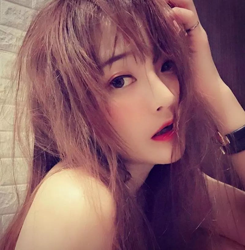 天氣太熱就要這樣穿!超人氣網美「DenKa周荀」大方外露,果然真的很需要透透氣呢!