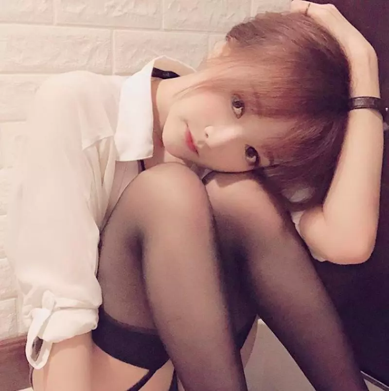 天氣太熱就要這樣穿!超人氣網美「DenKa周荀」大方外露,果然真的很需要透透氣呢!