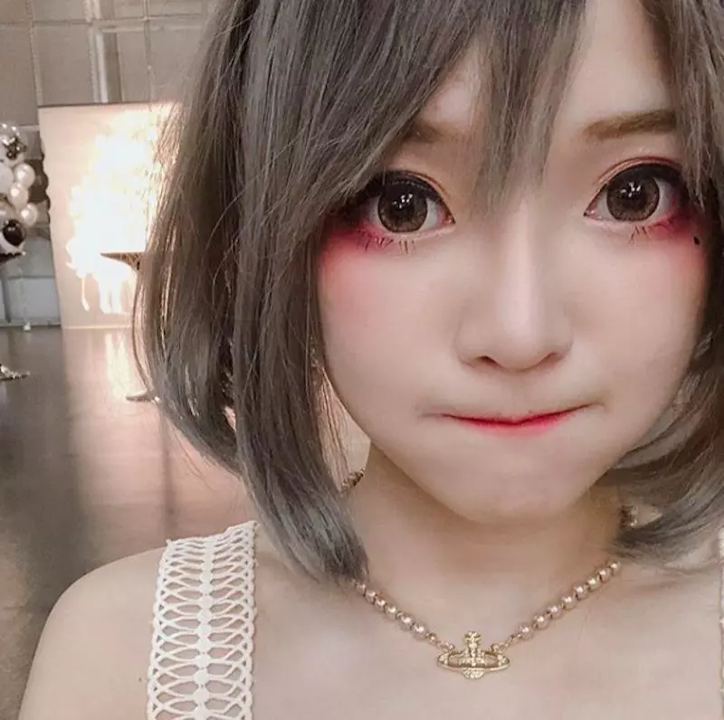 天氣太熱就要這樣穿!超人氣網美「DenKa周荀」大方外露,果然真的很需要透透氣呢!