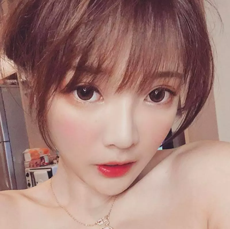 天氣太熱就要這樣穿!超人氣網美「DenKa周荀」大方外露,果然真的很需要透透氣呢!