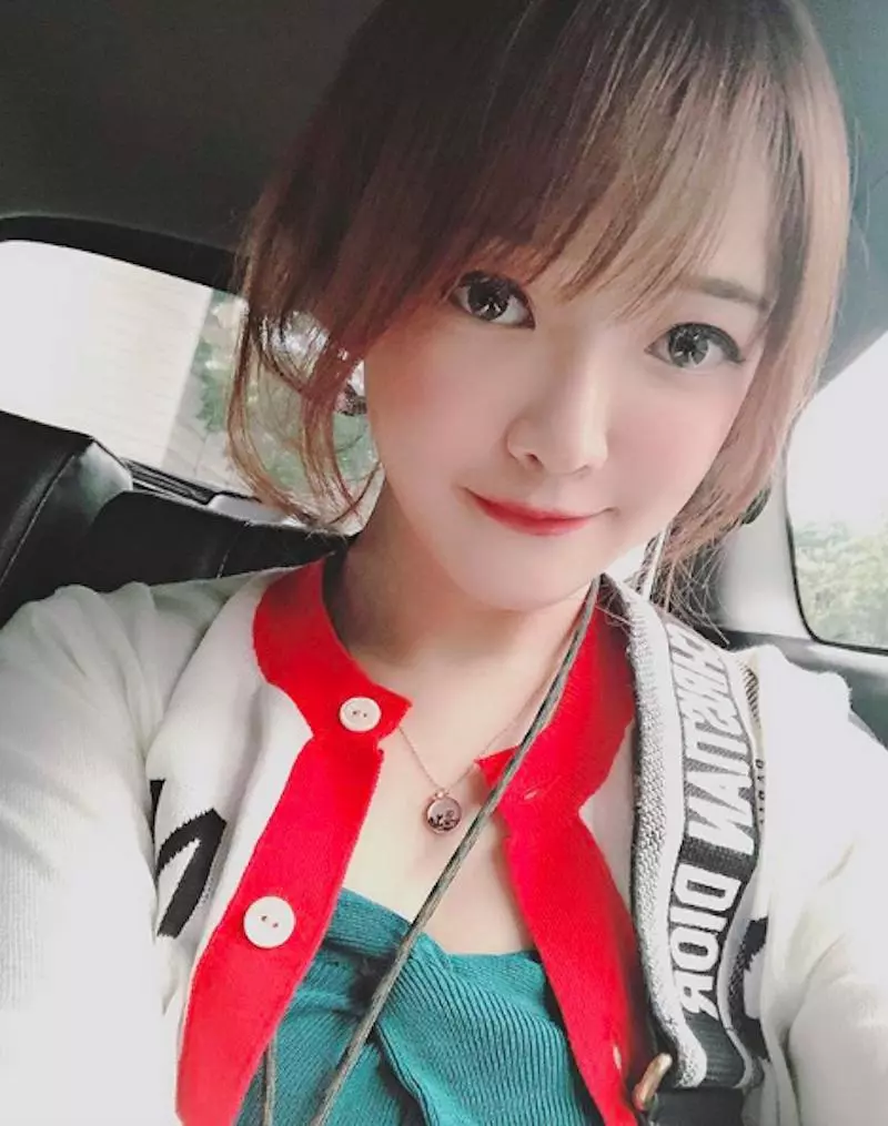 天氣太熱就要這樣穿!超人氣網美「DenKa周荀」大方外露,果然真的很需要透透氣呢!