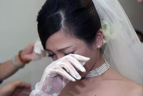 結婚時嫂子來送親,當眾她送我一個紅包後,說的話讓我紅了雙眼!
