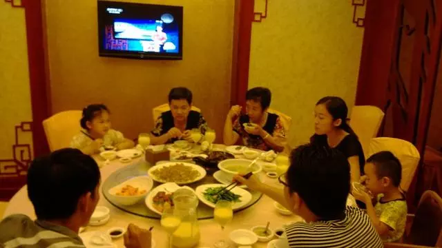 回父母家拜年,老公醉酒後拿兩萬塊錢塞給我媽,我直接給他一巴掌