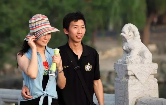 女友索要十八萬彩禮,席間我去趟洗手間,回飯桌時我立馬走人!