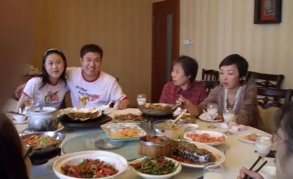 女友索要十八萬彩禮,席間我去趟洗手間,回飯桌時我立馬走人!