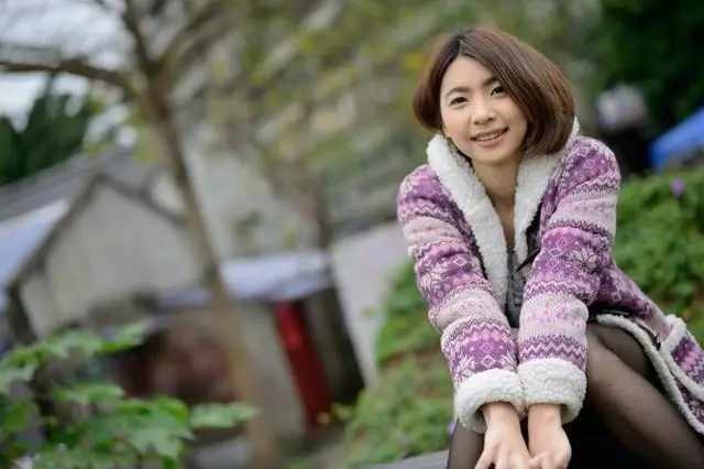 前女友嫁農民工我去嘲笑,婚禮上聽到主持人的介紹,我默默離開!