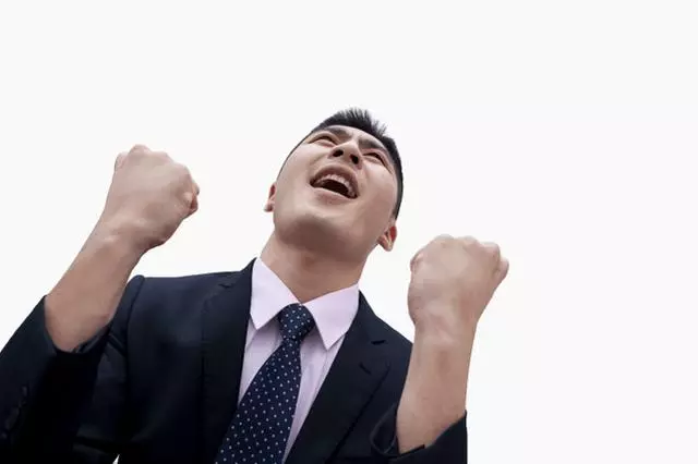 前女友嫁農民工我去嘲笑,婚禮上聽到主持人的介紹,我默默離開!