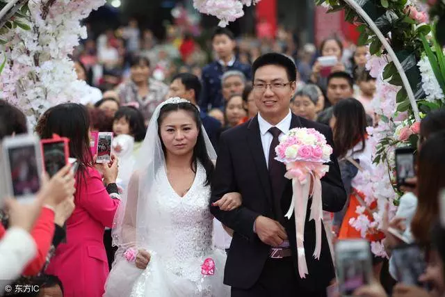 兒子婚後三年未回,我去看望,卻被屋裡一個陌生男人喊媽