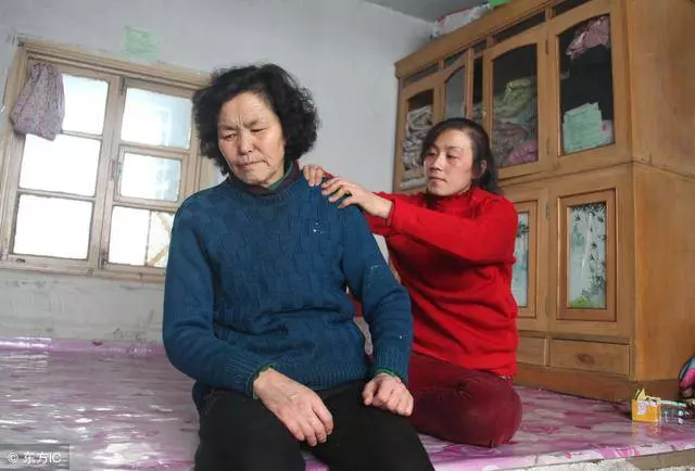 兒子婚後三年未回,我去看望,卻被屋裡一個陌生男人喊媽