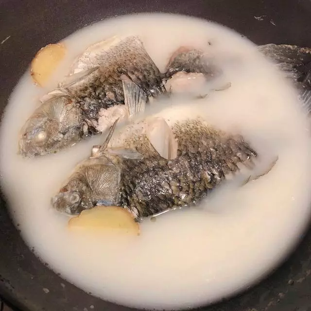 鯽魚的19種做法,魚肉鮮嫩骨刺酥軟,美味下飯,待客倍有面子