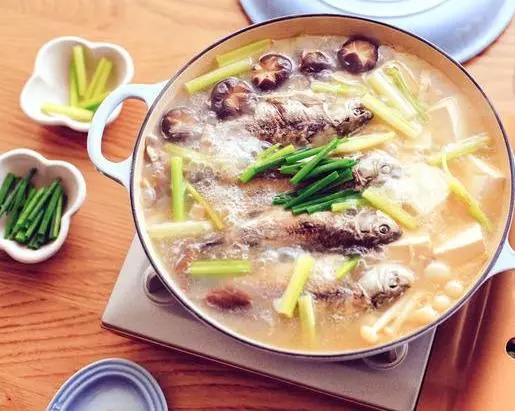 鯽魚的19種做法,魚肉鮮嫩骨刺酥軟,美味下飯,待客倍有面子