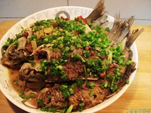 鯽魚的19種做法,魚肉鮮嫩骨刺酥軟,美味下飯,待客倍有面子