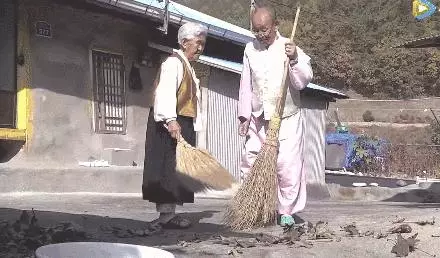 這對相戀76年的「甜蜜情侶」,「枯燥」日常卻讓人從頭哭到尾:時間這條河太寬,我們總會被相隔在兩岸