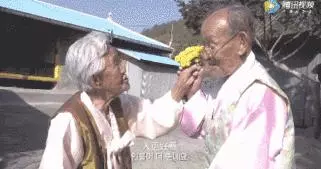 這對相戀76年的「甜蜜情侶」,「枯燥」日常卻讓人從頭哭到尾:時間這條河太寬,我們總會被相隔在兩岸