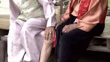 這對相戀76年的「甜蜜情侶」,「枯燥」日常卻讓人從頭哭到尾:時間這條河太寬,我們總會被相隔在兩岸