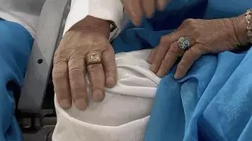 這對相戀76年的「甜蜜情侶」,「枯燥」日常卻讓人從頭哭到尾:時間這條河太寬,我們總會被相隔在兩岸