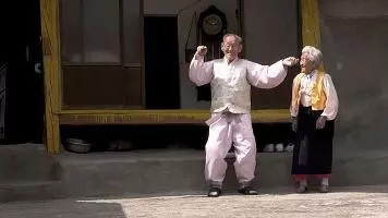 這對相戀76年的「甜蜜情侶」,「枯燥」日常卻讓人從頭哭到尾:時間這條河太寬,我們總會被相隔在兩岸